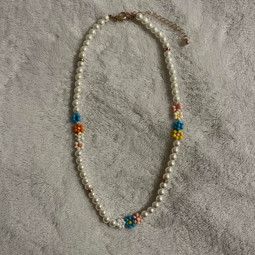 dainty and not heavy at all. good quality. has some gold accents